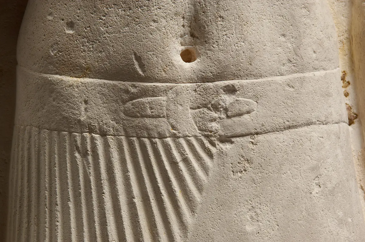 Gruppenstandbild des Pehen-ptah und seiner Mutter Imen-djefa-es