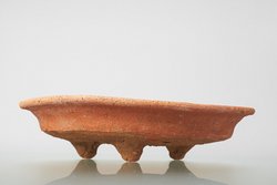 Flacher Teller mit drei Standfüßen