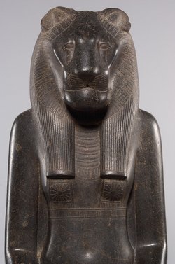 Sitzstatue der Göttin Sachmet