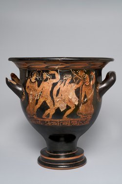 Jugendlicher Dionysos zwischen Silen und Mänaden (A), Drei Manteljünglinge (B)