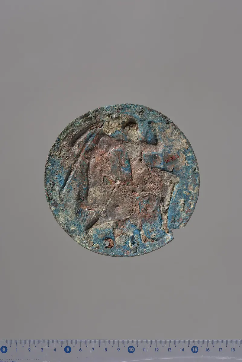 Teile eines Klappspiegels: Reliefapplik mit Aphrodite und Adonis, Deckel, Unterteil, Fragmente