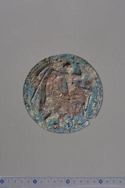 Teile eines Klappspiegels: Reliefapplik mit Aphrodite und Adonis, Deckel, Unterteil, Fragmente