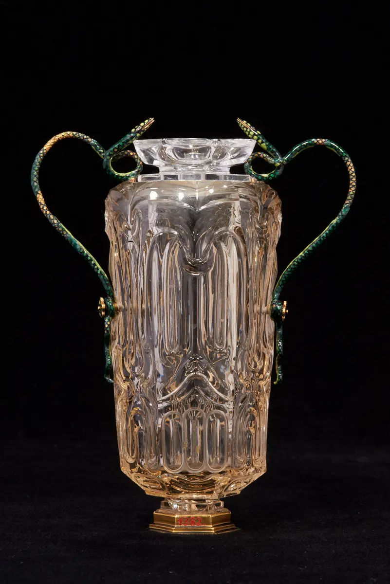 Kleine Vase mit Schlangenhenkeln