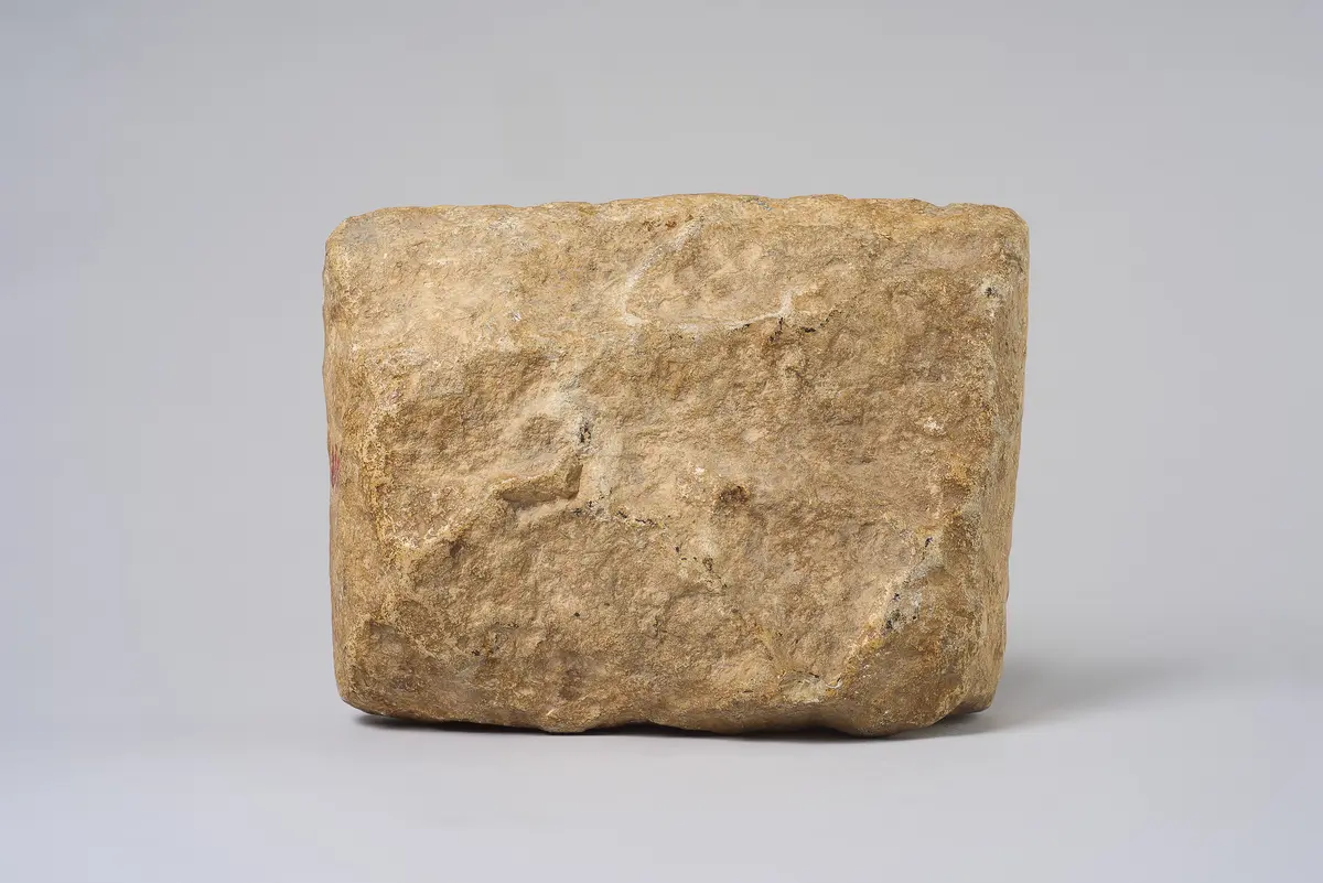 Inschriftstein mit dreizeiliger Weihinschrift