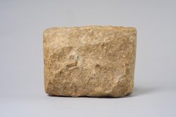 Inschriftstein mit dreizeiliger Weihinschrift