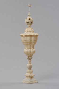 Deckelpokal mit Konterfettenkugel