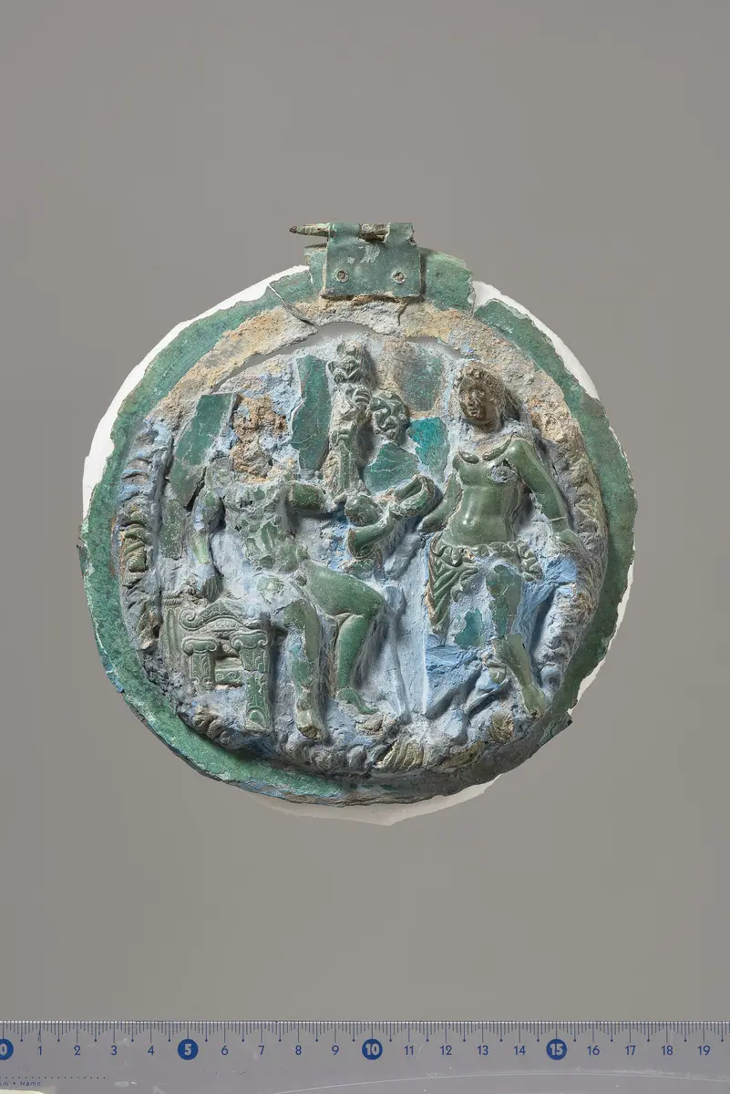 Teile eines Klappspiegels: Deckel mit Reliefapplik (Dionysos und Ariadne, Eros), Unterteil
