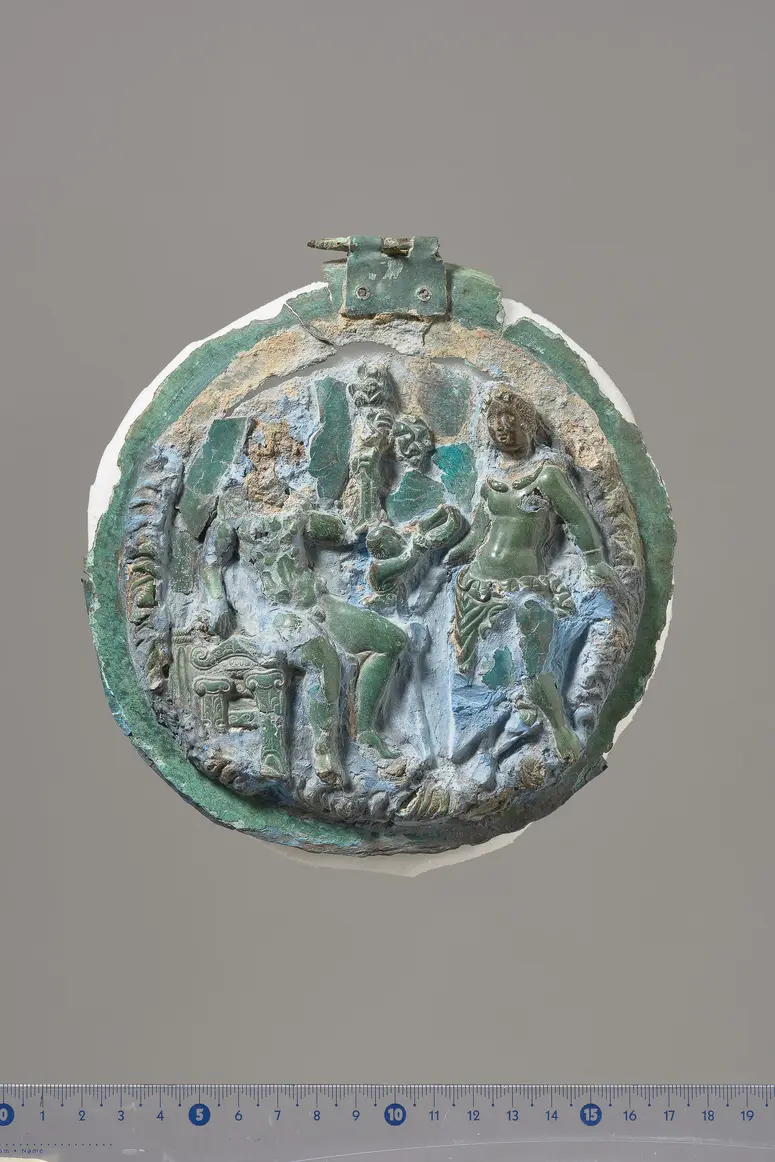 Teile eines Klappspiegels: Deckel mit Reliefapplik (Dionysos und Ariadne, Eros), Unterteil