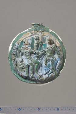 Teile eines Klappspiegels: Deckel mit Reliefapplik (Dionysos und Ariadne, Eros), Unterteil