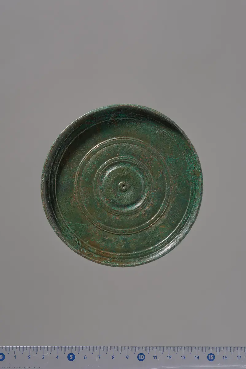Teile eines Klappspiegels: Deckel mit Reliefapplik (siegreicher Reiter), Unterteil