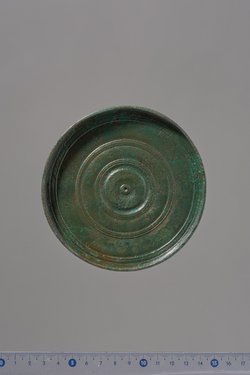 Teile eines Klappspiegels: Deckel mit Reliefapplik (siegreicher Reiter), Unterteil