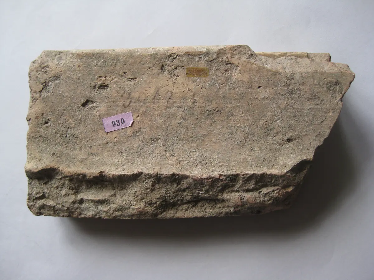 Rechter Teil einer Sima: Zwei Gorgoneien zwischen Spiralbändern und Palmetten