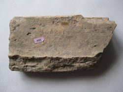 Rechter Teil einer Sima: Zwei Gorgoneien zwischen Spiralbändern und Palmetten