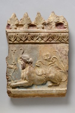 Rechte Hälfte einer Aufsatzplatte mit Darstellung einer Besfigur zwischen ruhenden Sphingen: Männlicher Sphinx