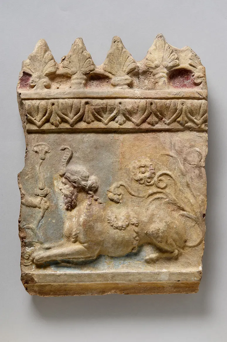 Rechte Hälfte einer Aufsatzplatte mit Darstellung einer Besfigur zwischen ruhenden Sphingen: Männlicher Sphinx