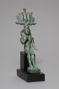 Sitzender Gott Harpokrates mit Hemhem-Krone