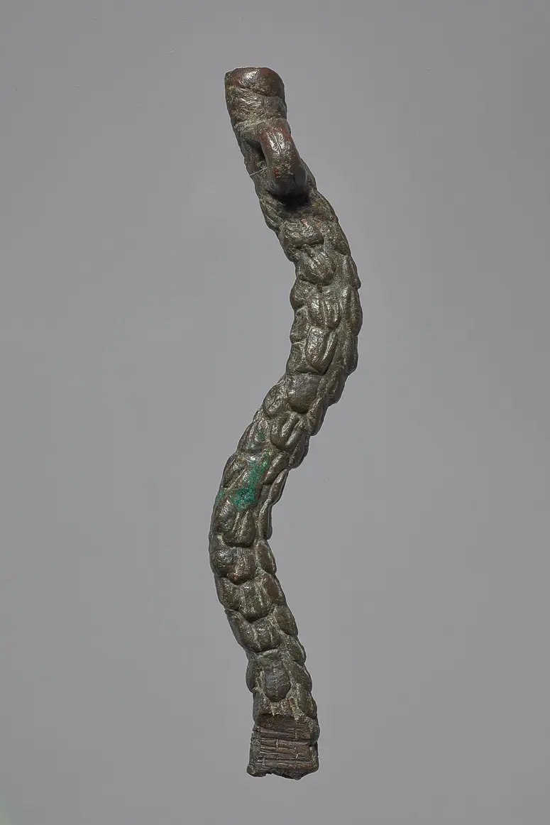 Schlangenkörper (fragmentiert), mit Öse