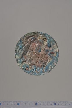 Teile eines Klappspiegels: Reliefapplik mit Aphrodite und Adonis, Deckel, Unterteil, Fragmente