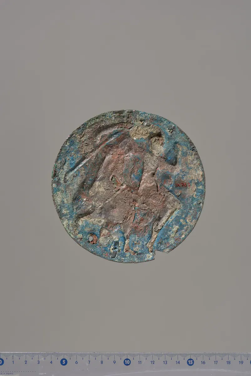 Teile eines Klappspiegels: Reliefapplik mit Aphrodite und Adonis, Deckel, Unterteil, Fragmente