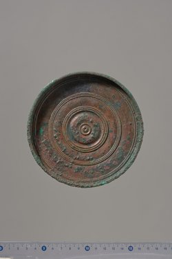 Teile eines Klappspiegels: Reliefapplik mit Aphrodite und Adonis, Deckel, Unterteil, Fragmente