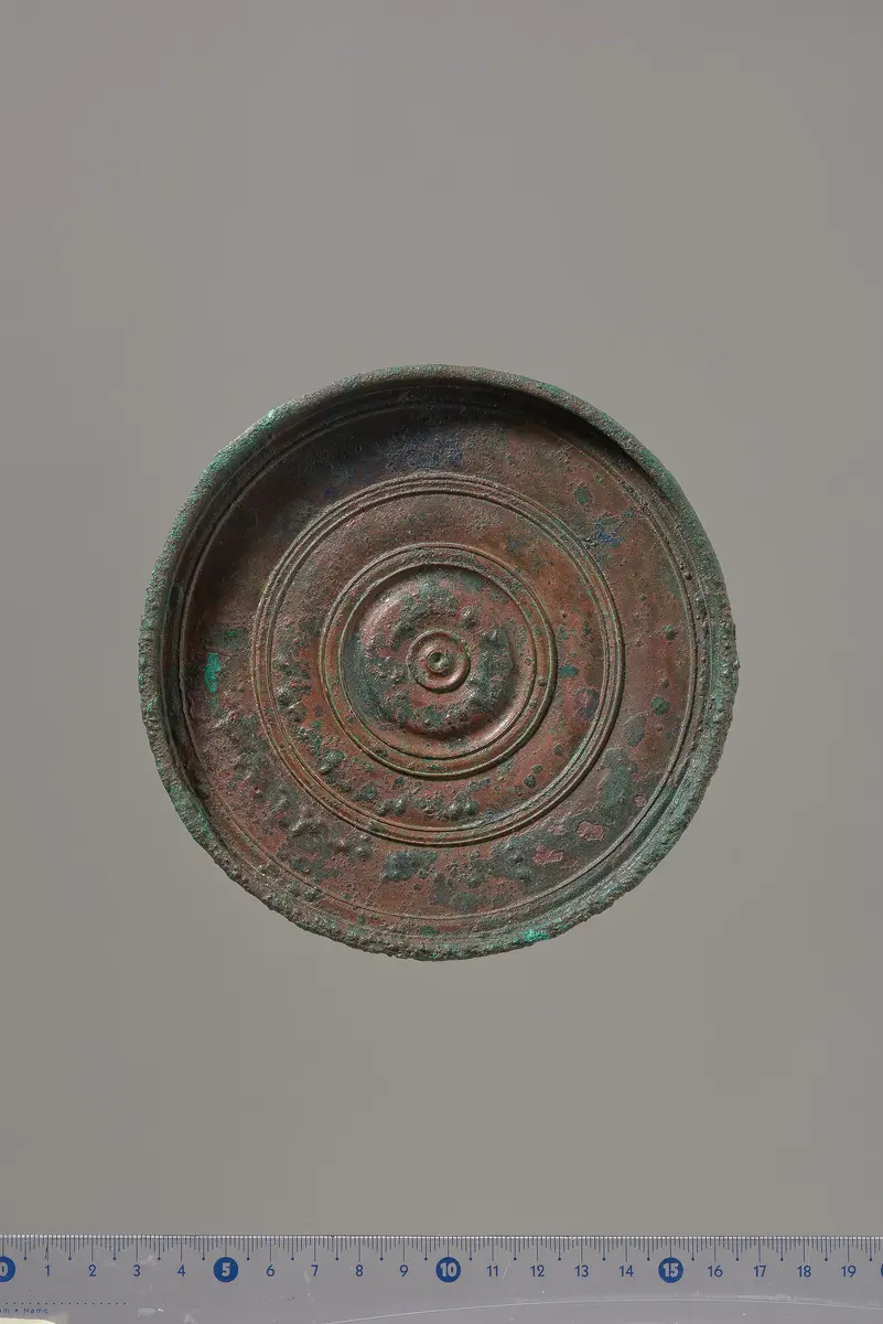 Teile eines Klappspiegels: Reliefapplik mit Aphrodite und Adonis, Deckel, Unterteil, Fragmente