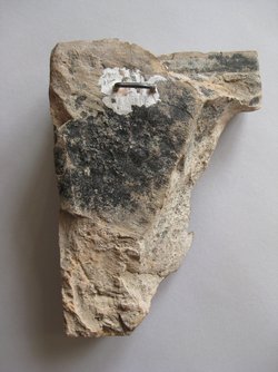Simenfragment mit Mysteriendarstellung: Schreibende weibliche Halbfigur
