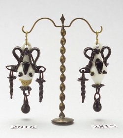 vasenförmiges Ohrgehänge aus Glas 