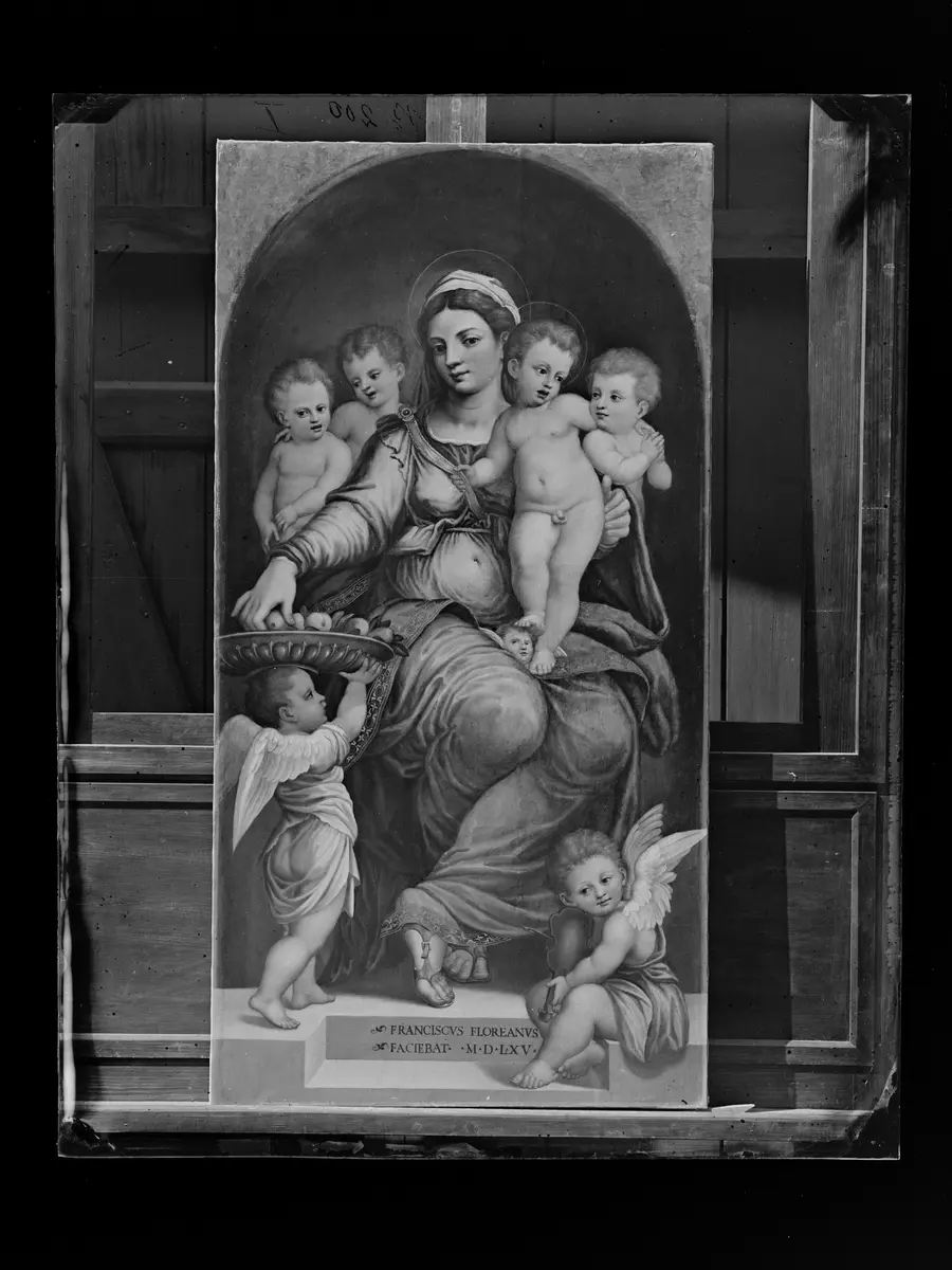 Madonna mit Kind, von Engeln umgeben