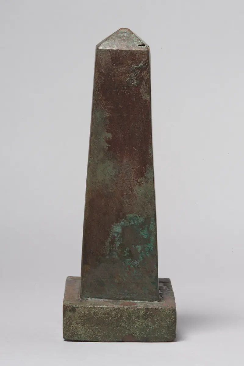 Obelisk mit löwenköpfiger Göttin