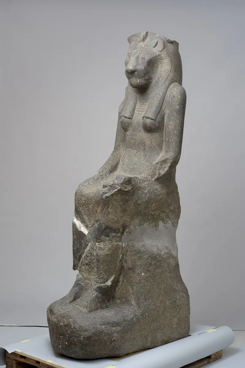 Sitzstatue der Göttin Sachmet