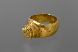 Fingerring mit Monogramm