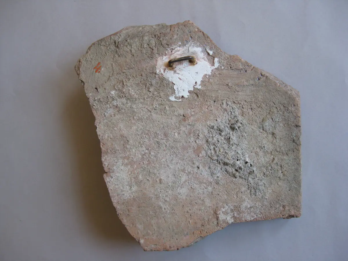 Fragment einer Aufsatzplatte mit Darstellung einer Meermedusa: Erosknabe auf Delphin