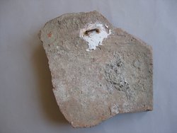 Fragment einer Aufsatzplatte mit Darstellung einer Meermedusa: Erosknabe auf Delphin