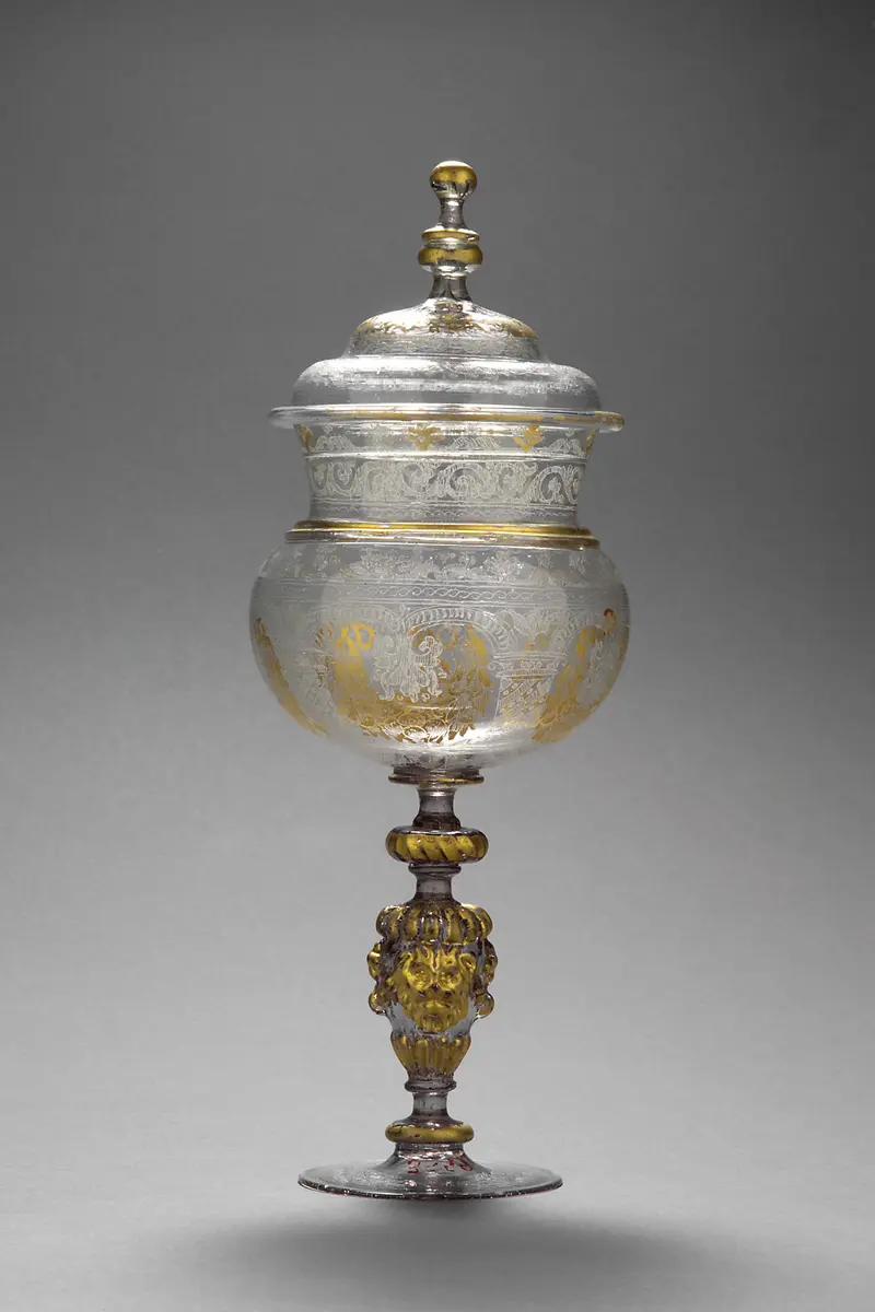 Deckelpokal aus Glas