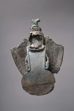 Ägis und Menit mit Kopf der Isis