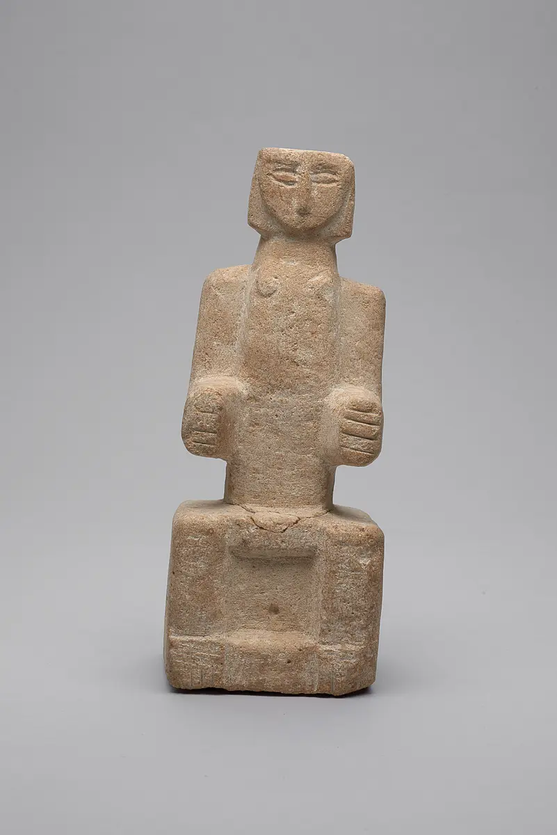 Figur einer sitzenden Frau