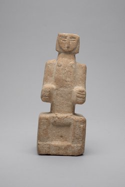 Figur einer sitzenden Frau