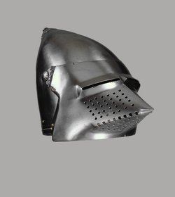 Beckenhaube mit spitzem Visier
