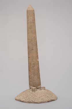 Modell eines Obelisken mit Fantasiehieroglyphen