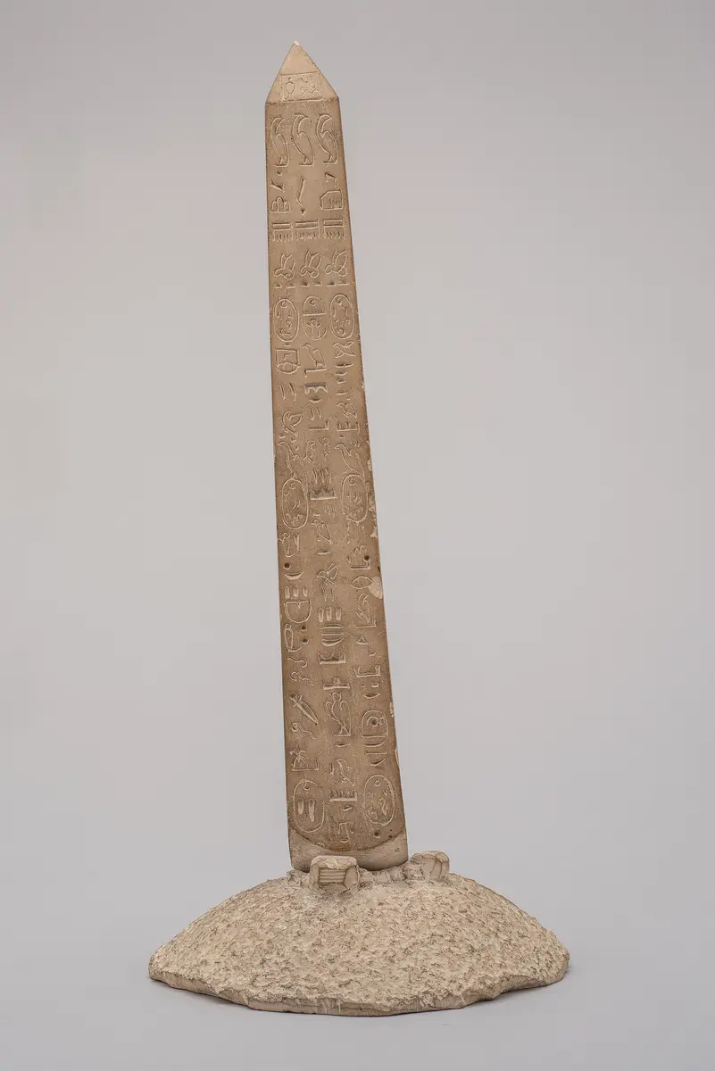 Modell eines Obelisken mit Fantasiehieroglyphen