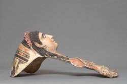 Kartonagemaske von einer weiblichen Mumie