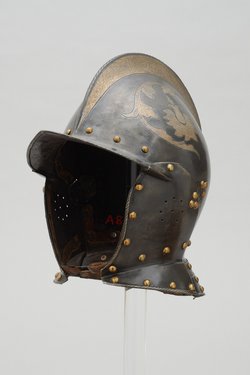 Sturmhaube der Fugger-Garnitur