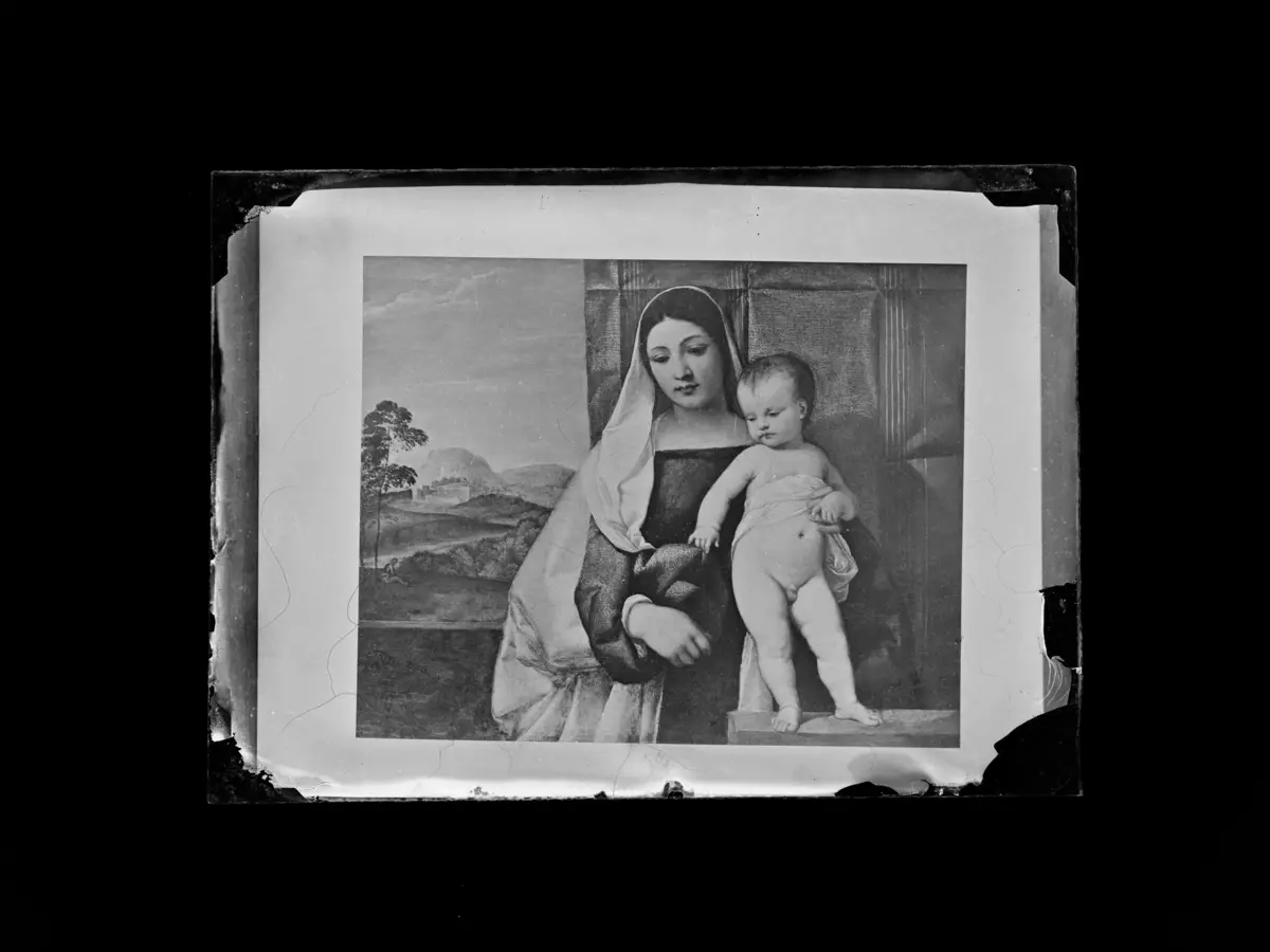 Madonna mit Kind vor buntem Ehrentuch