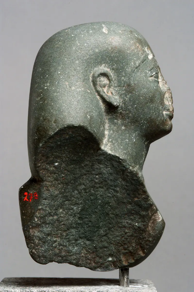 Fragmentierte Büste der Statuette eines Mannes