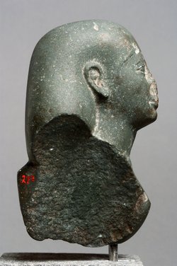 Fragmentierte Büste der Statuette eines Mannes