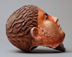 Kopf vom Stucksarg eines jungen Mannes