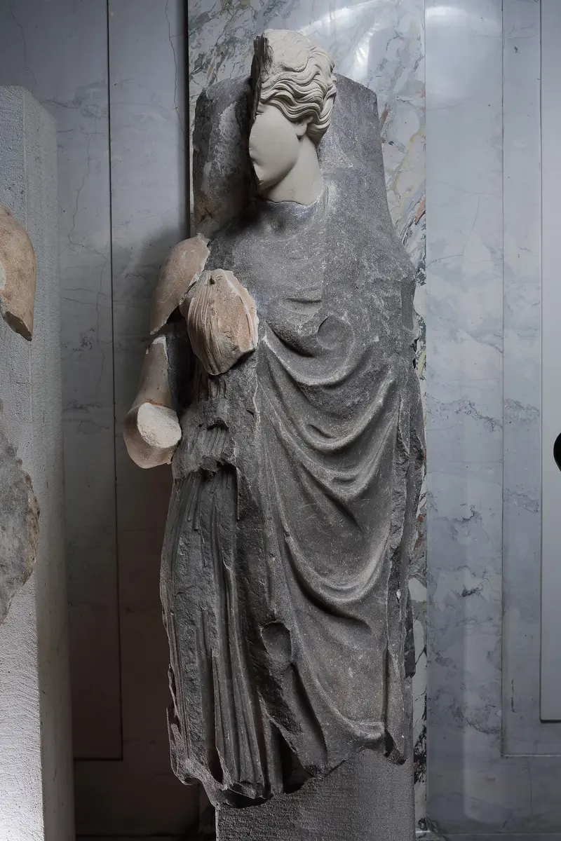 Hochrelief am Pfeiler: Stehende Amazone