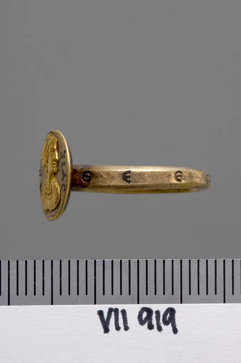 Fingerring mit Porträt der Araxia