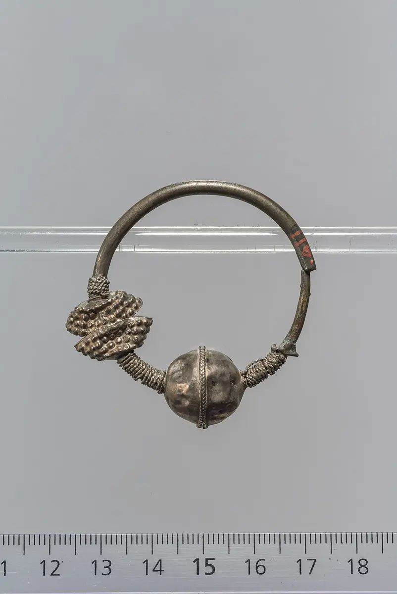 Ohrring mit kugelförmigen Ziergliedern