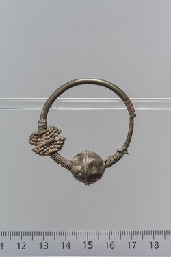Ohrring mit kugelförmigen Ziergliedern